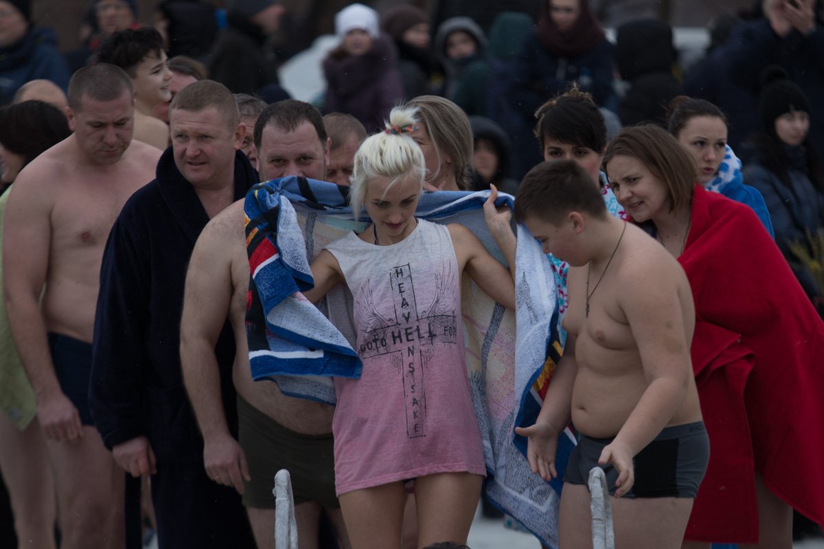 - Прошу, леди