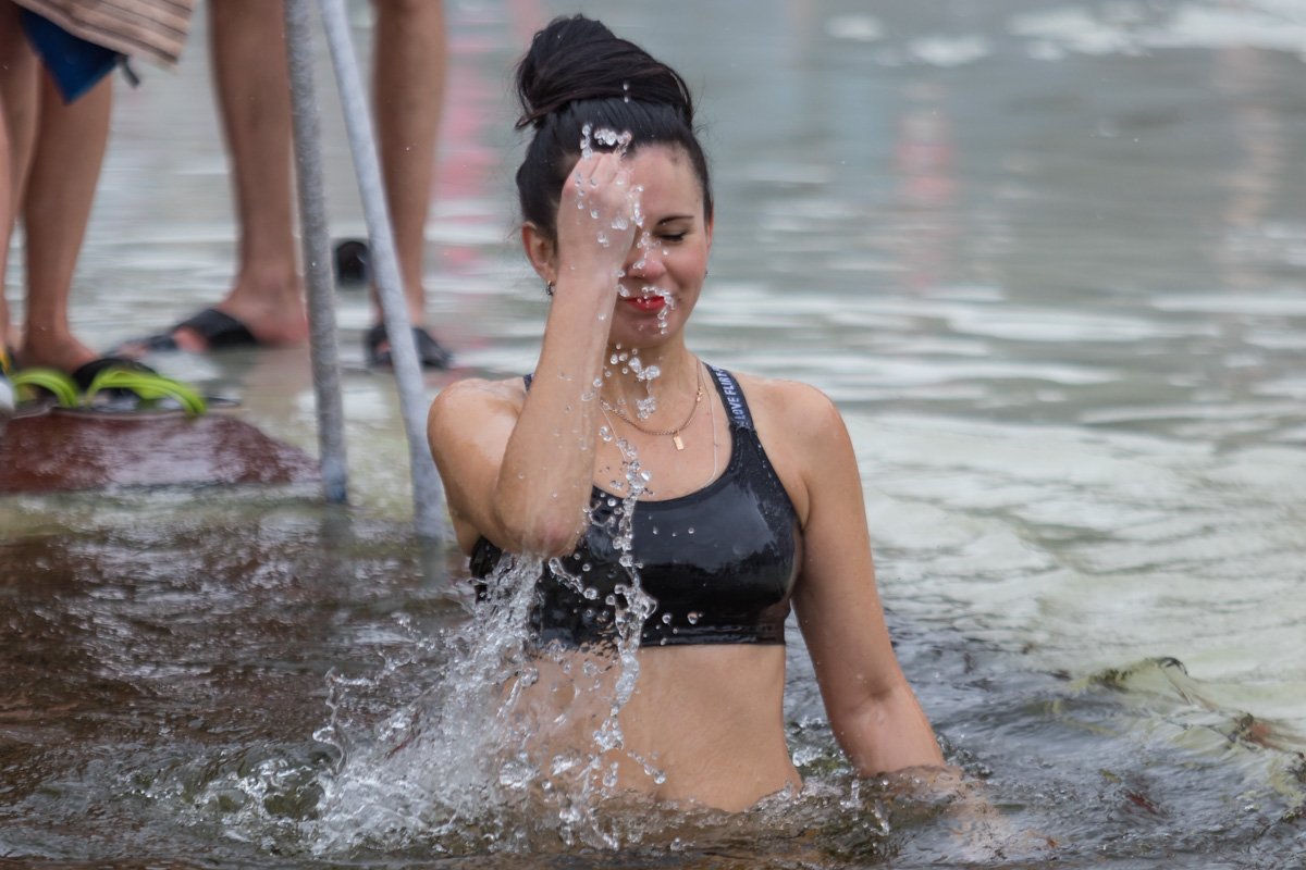 Самые смелые решились нырнуть в ледяную воду