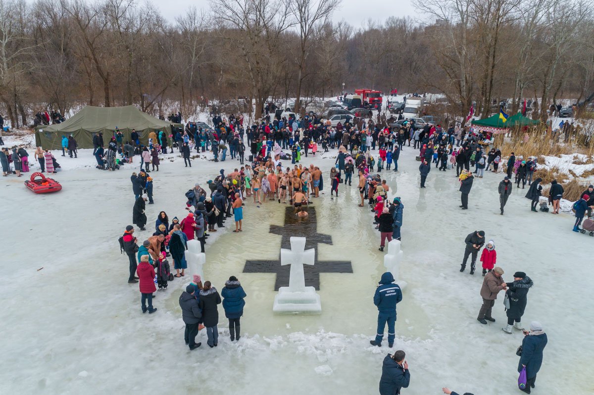 Покупаться решились многие