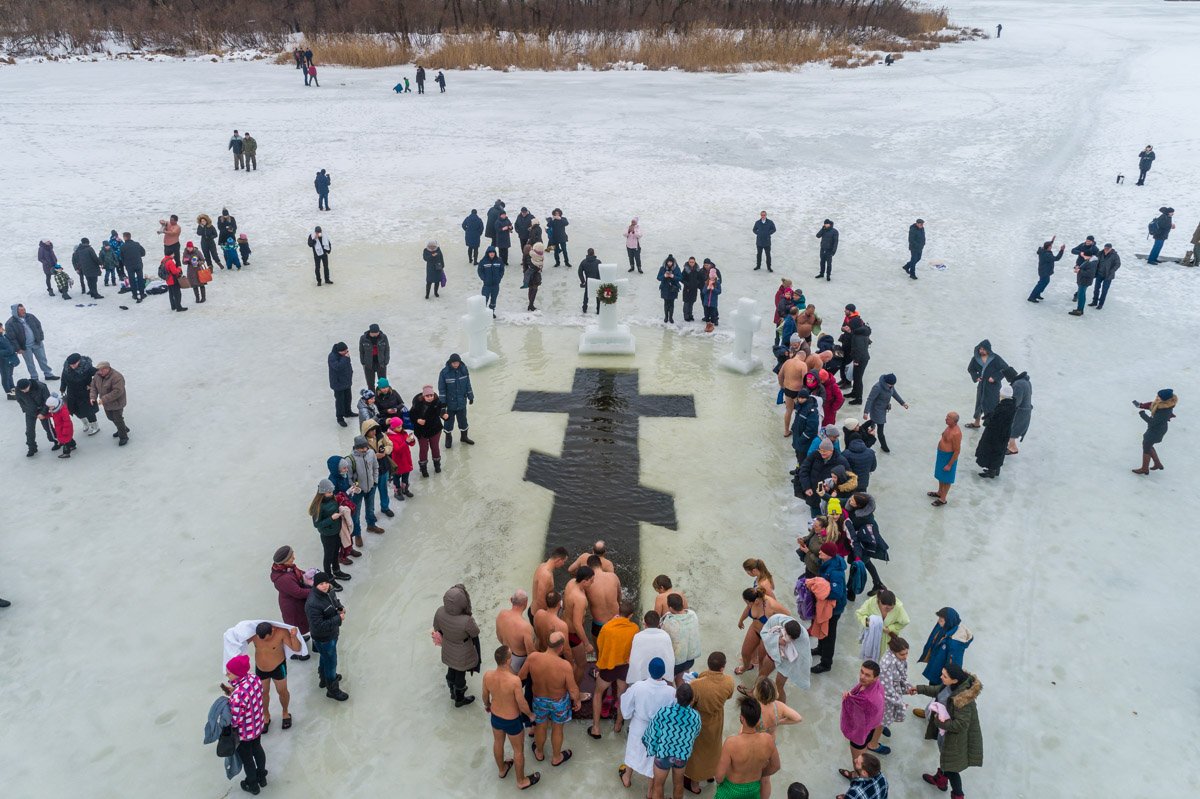 Многие малыши, увидев, как родители готовятся нырнуть, начинали хныкать и проситься окунуться с ними