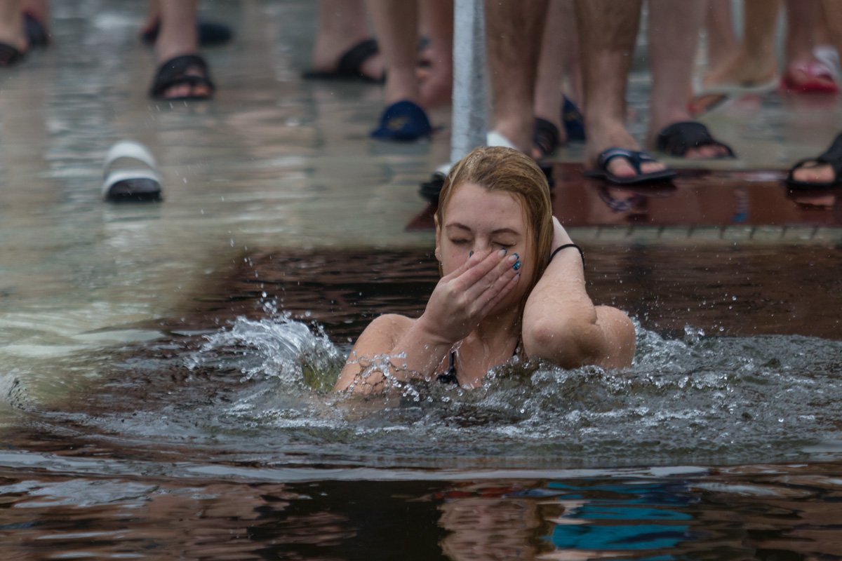 Нырнуть в холодную воду решились самые смелые