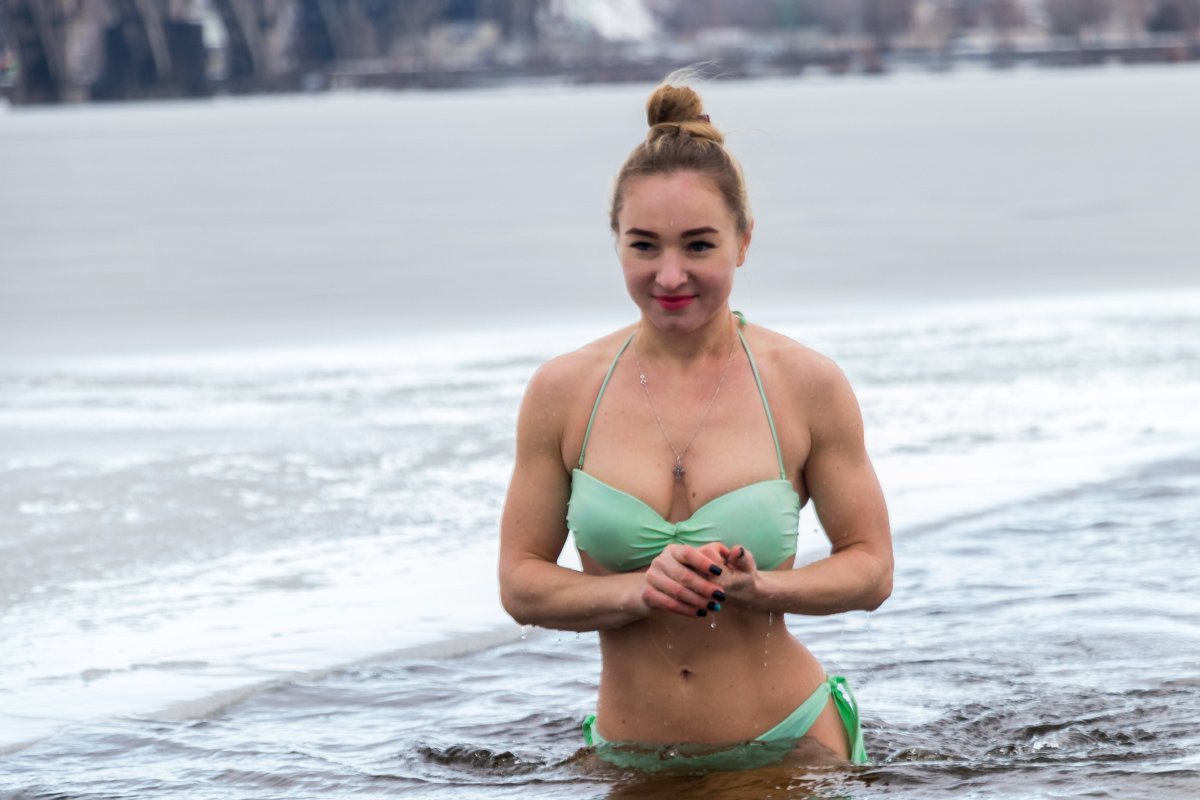 Смелым девушкам Днепра даже ледяная вода нипочем Смелым девушкам Днепра даже ледяная вода нипочем