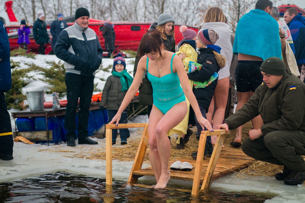 Если уж совсем правильно, то в воду нужно заходить постепенно Если уж совсем правильно, то в воду нужно заходить постепенно