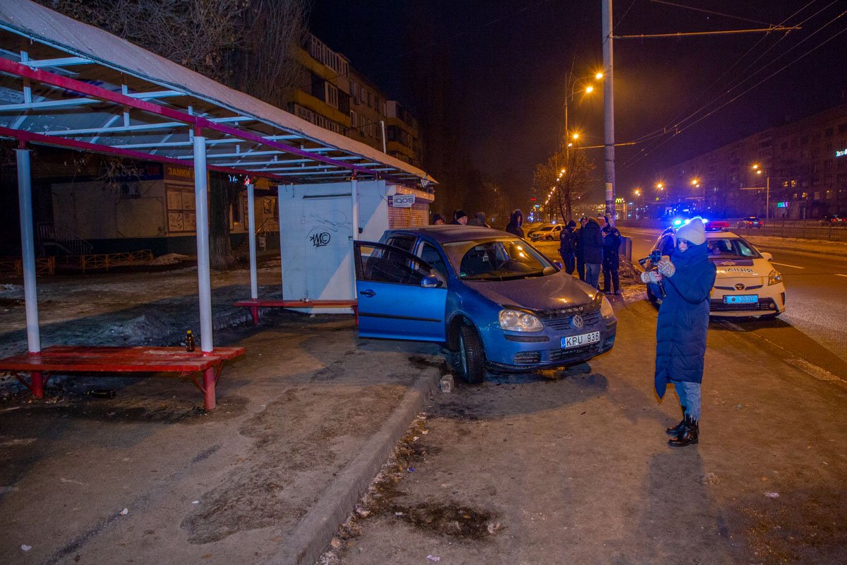 Пьяный водитель Volkswagen въехал на остановку Пьяный водитель Volkswagen въехал на остановку