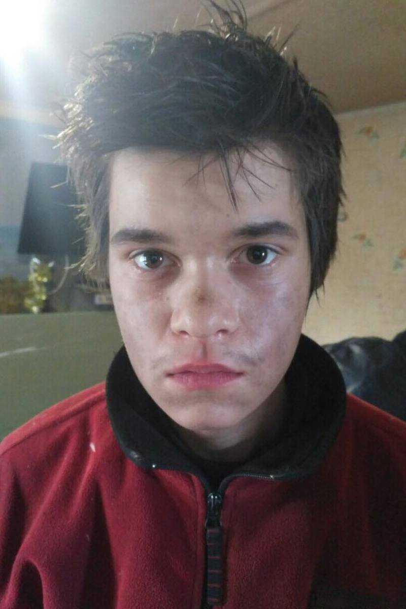 Все время мальчик прятался дома у своего друга Все время мальчик прятался дома у своего друга