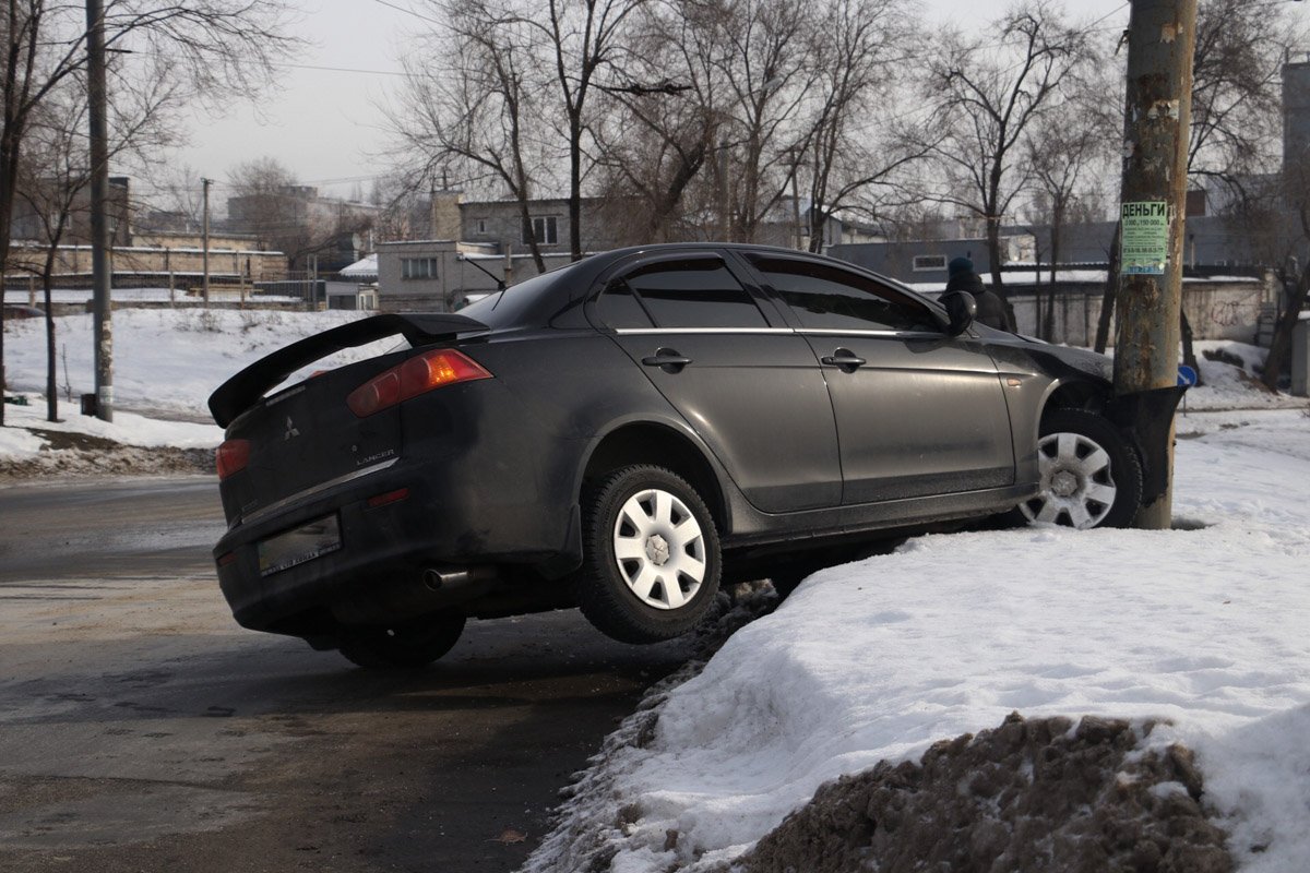 На съезде с виадука на Слобожанском проспекте Mitsubishi влетел в столб
