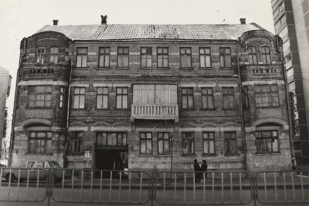 По неподтвержденной информации, раньше здесь было женское училище