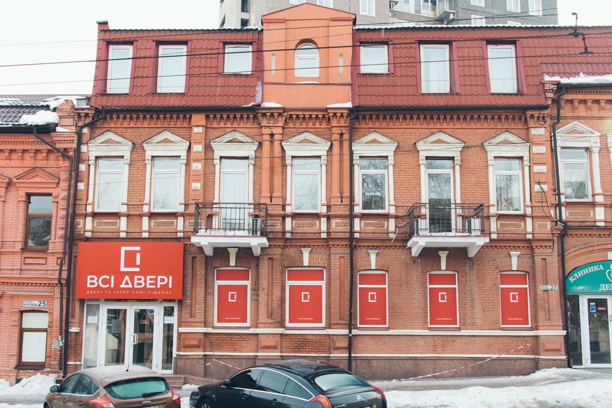 После реставрации здание больше похоже на вычурный новострой, чем на памятник архитектуры