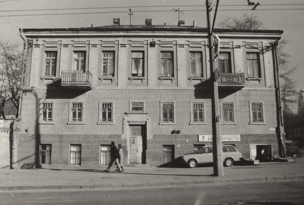 Скромный дом № 31, который сейчас оккупировали различные магазины