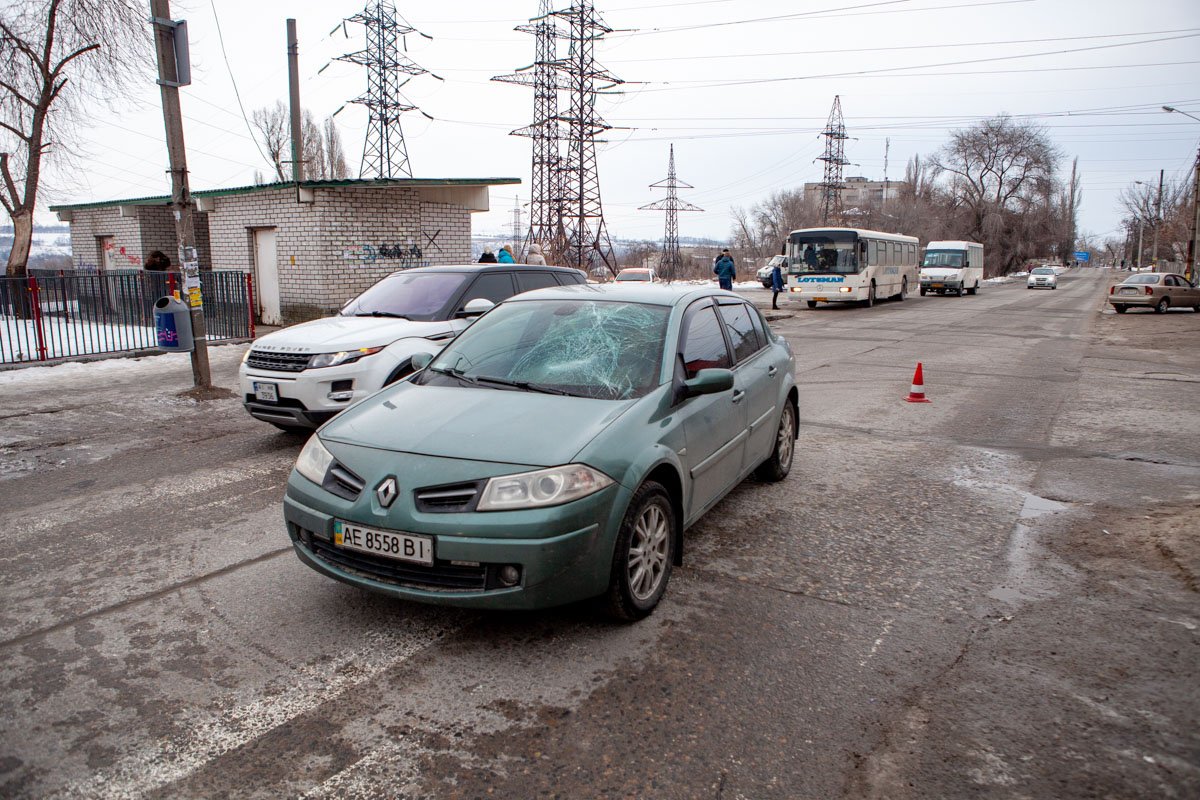 Renault сбил мужчину,который переходил дорогу по пешеходному переходу Renault сбил мужчину,который переходил дорогу по пешеходному переходу