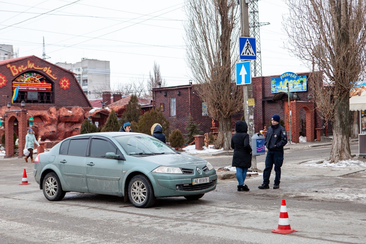 Патрульные оградили от место аварии конусами, однако движение транспорта не затруднено Патрульные оградили от место аварии конусами, однако движение транспорта не затруднено