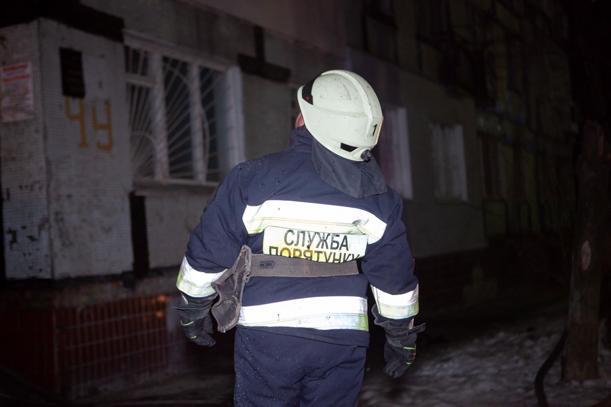 Спасателям пришлось вырезать дверь квартиры специнструментом Спасателям пришлось вырезать дверь квартиры специнструментом