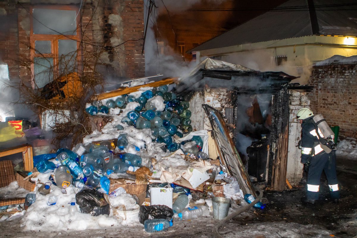 Предварительно, дом начал гореть с пристройки Предварительно, дом начал гореть с пристройки