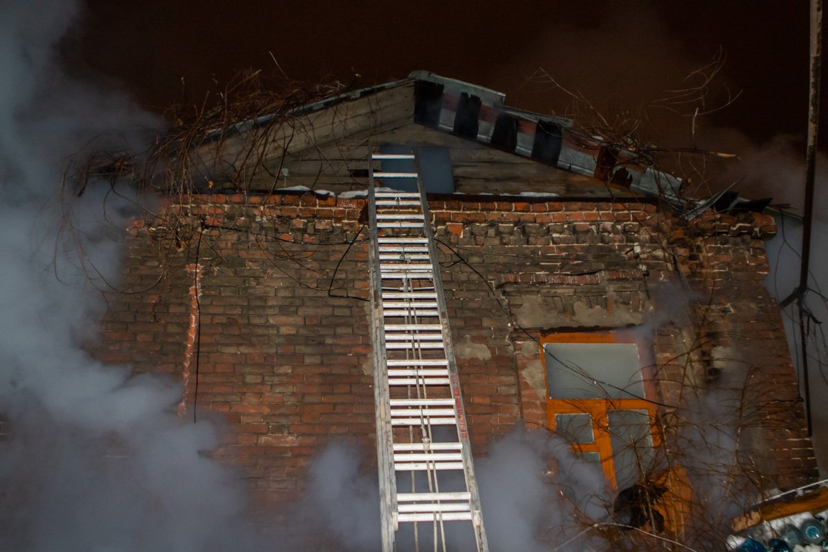 Дым быстро распространился по дому Дым быстро распространился по дому
