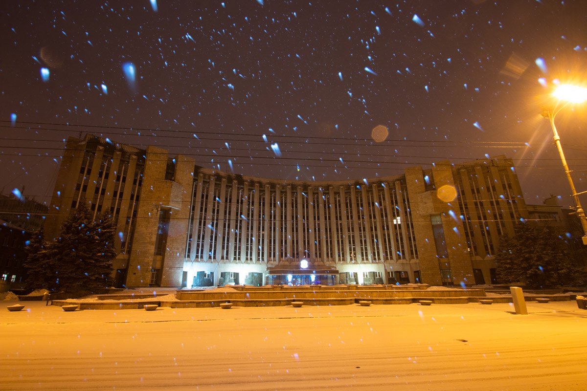Хлопья снега укрыли ночной город