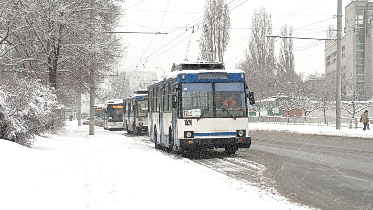 Троллейбусы стоят Троллейбусы стоят