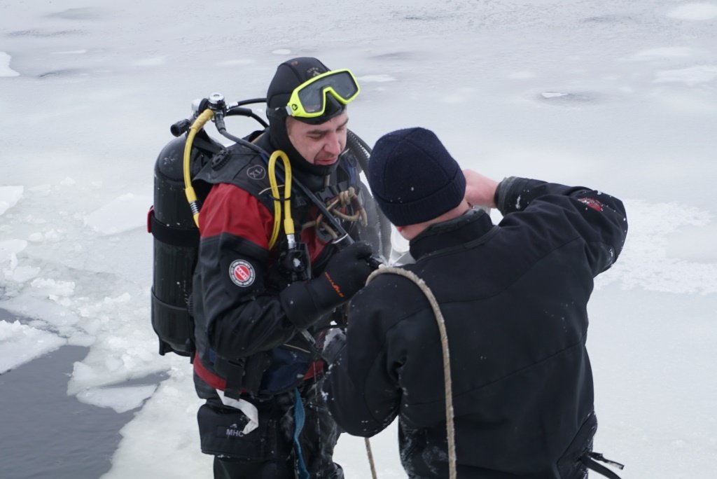 Водолазы искали мужчину в ледяной воде Водолазы искали мужчину в ледяной воде