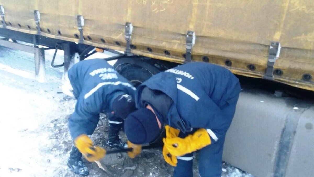 В Днепре спасатели помогли грузовому автомобилю выбраться из снежных заносов В Днепре спасатели помогли грузовому автомобилю выбраться из снежных заносов