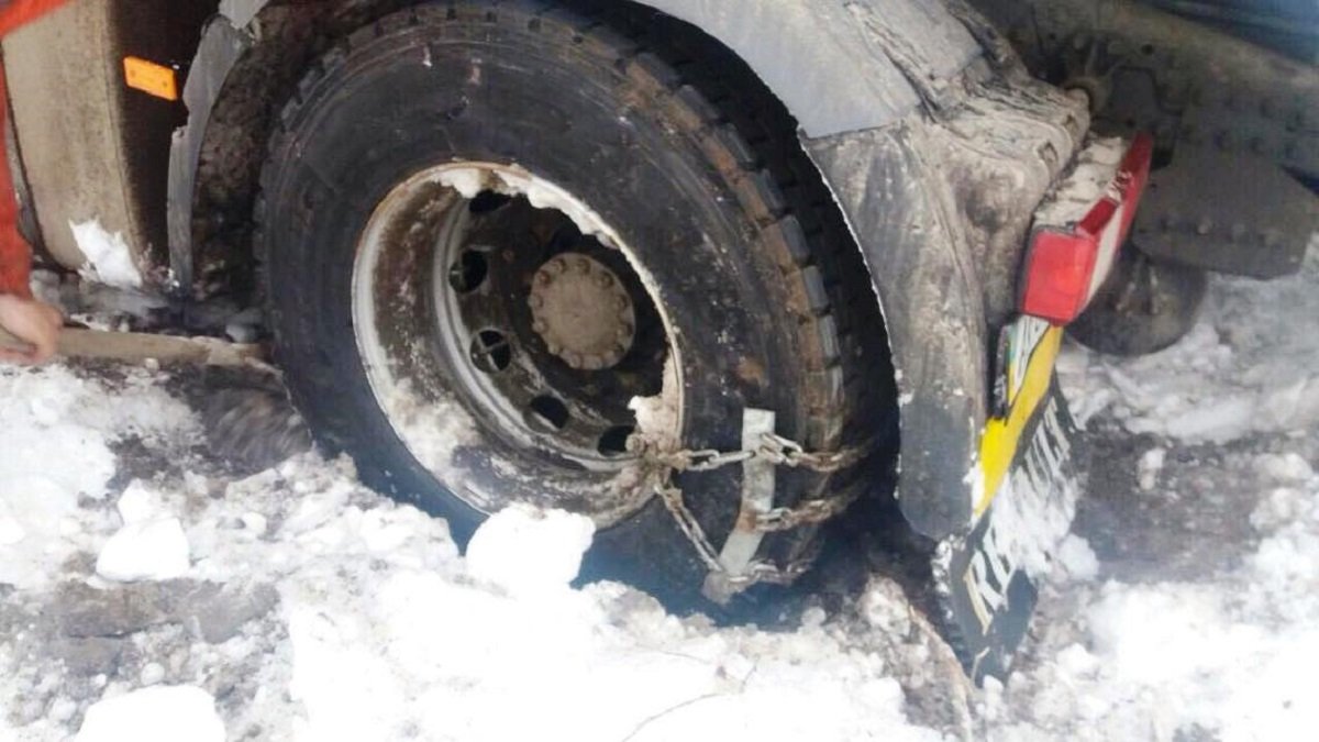 Водитель грузового автомобиля не справился с управлением Водитель грузового автомобиля не справился с управлением