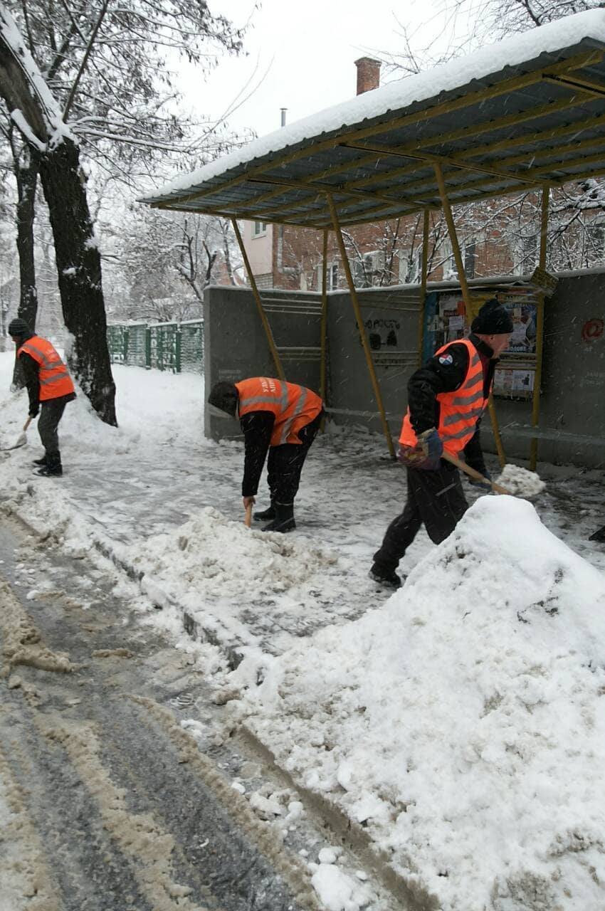  К обработке тротуаров привлекли более 120 работников