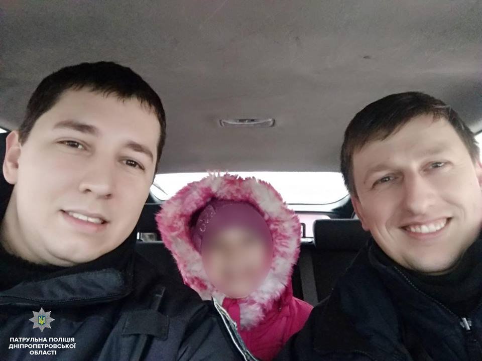 В Днепре полицейские вернули маленькую девочку домой 1