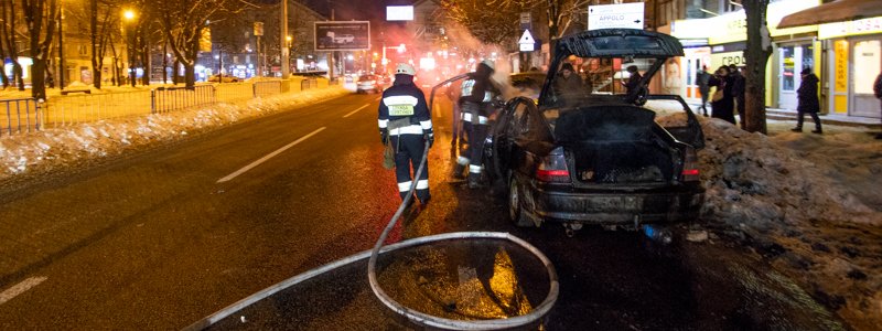 В Днепре на проспекте Александра Поля сгорел автомобиль Opel