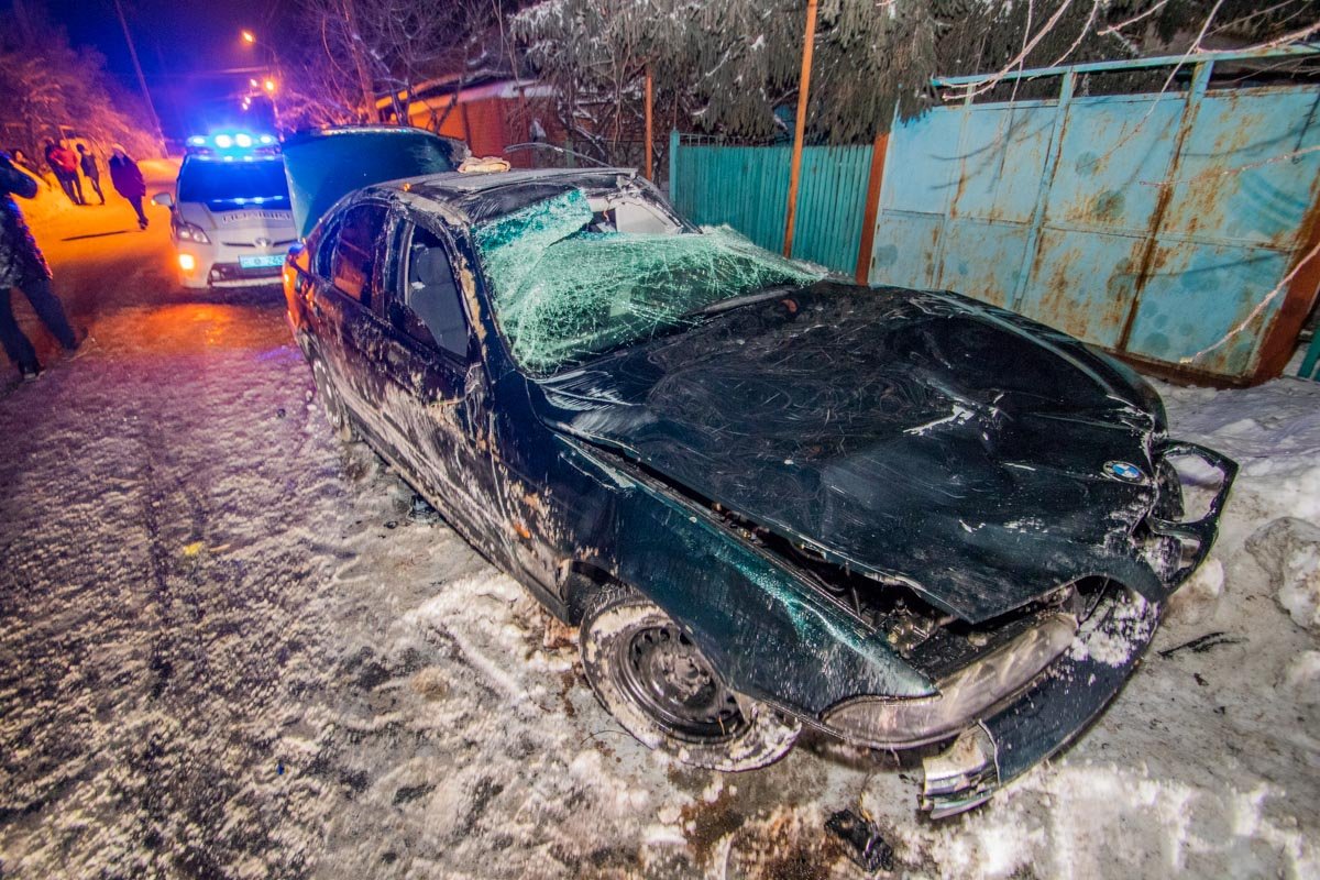 В Днепре на улице Зеркальной автомобиль BMW влетел в столб В Днепре на улице Зеркальной автомобиль BMW влетел в столб