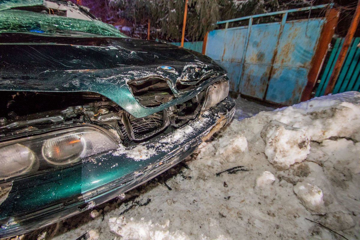 В результате столкновения пострадал мужчина, который находился за рулем автомобиля В результате столкновения пострадал мужчина, который находился за рулем автомобиля