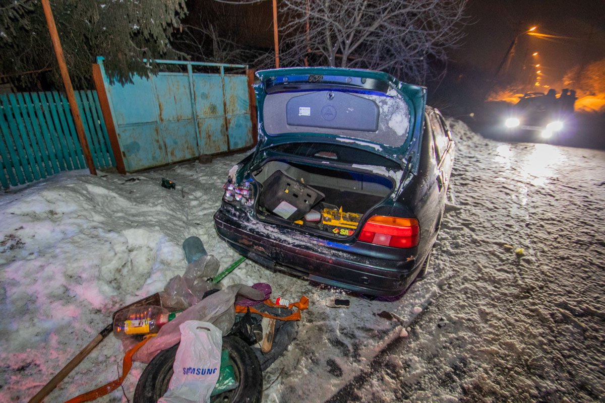 В какой-то момент водитель потерял управление, влетел в столб и снес его В какой-то момент водитель потерял управление, влетел в столб и снес его