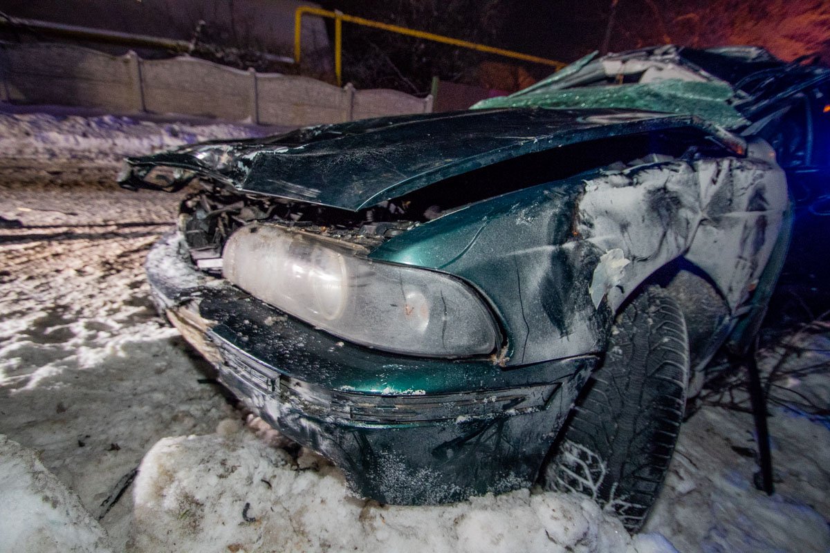 По информации из неофициальных источников, владелец авто ехал на пассажирском сидении и он не пострадал По информации из неофициальных источников, владелец авто ехал на пассажирском сидении и он не пострадал