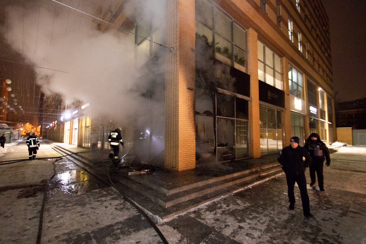 В полицию позвонила девушка и сообщила, что трое неизвестных подожгли магазин В полицию позвонила девушка и сообщила, что трое неизвестных подожгли магазин