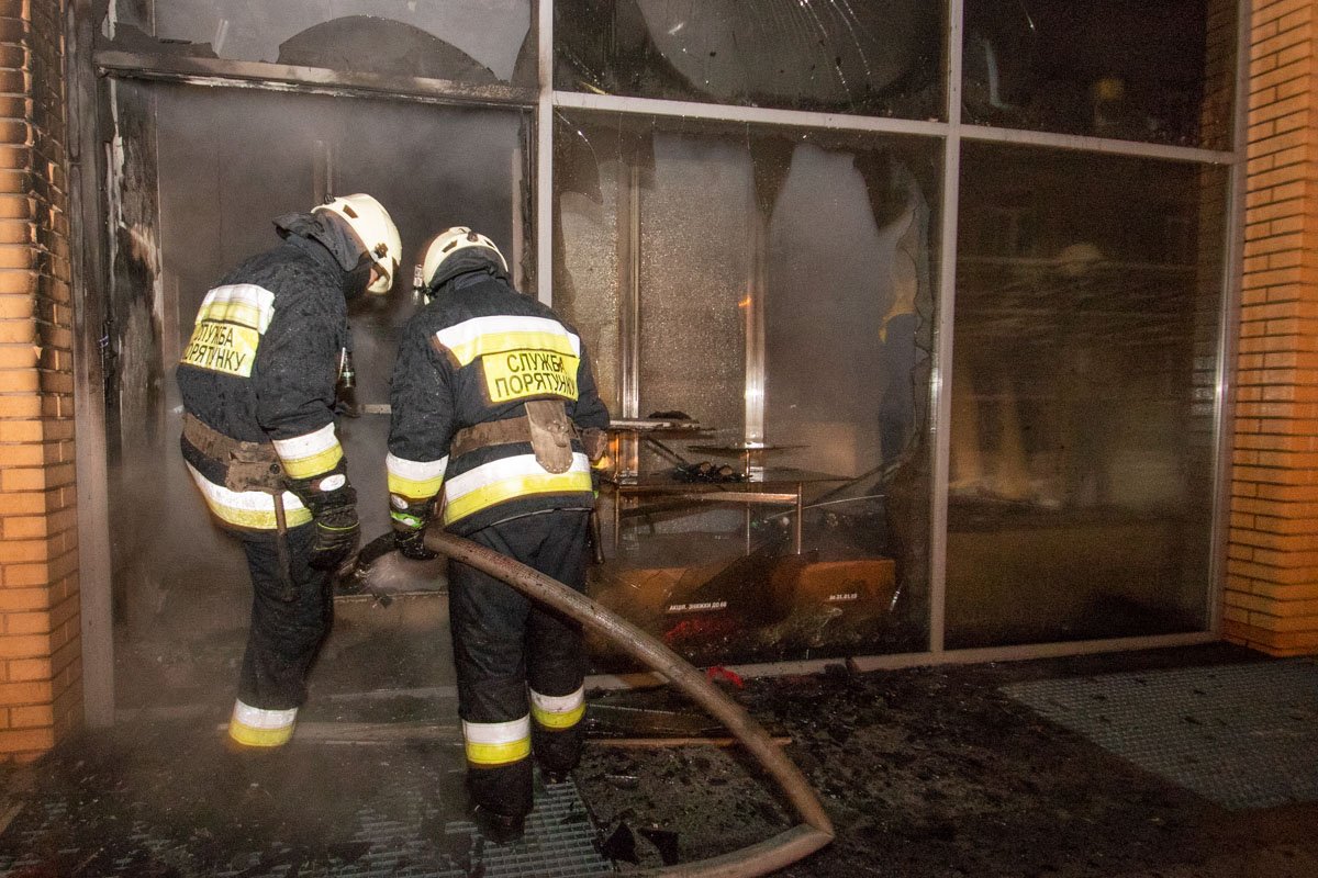 Полицейские, которые прибыли на место происшествия, вызвали пожарных Полицейские, которые прибыли на место происшествия, вызвали пожарных