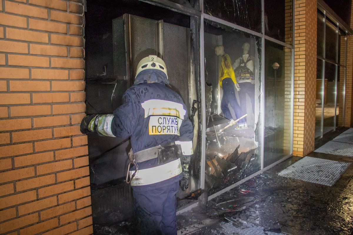 Спасатели приехала в течение 5 минут и сразу же приступили к тушению пожара Спасатели приехала в течение 5 минут и сразу же приступили к тушению пожара