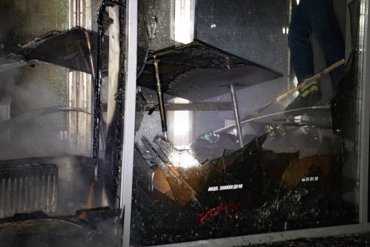 Горючая смесь быстро распространилась по магазину  Горючая смесь быстро распространилась по магазину