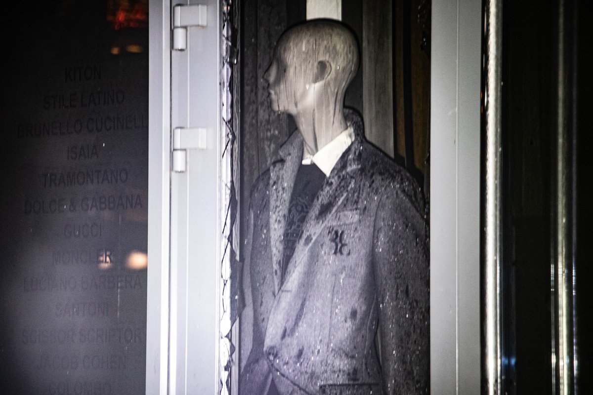 Их трое человек и один из них одет в черную курточку Их трое человек и один из них одет в черную курточку