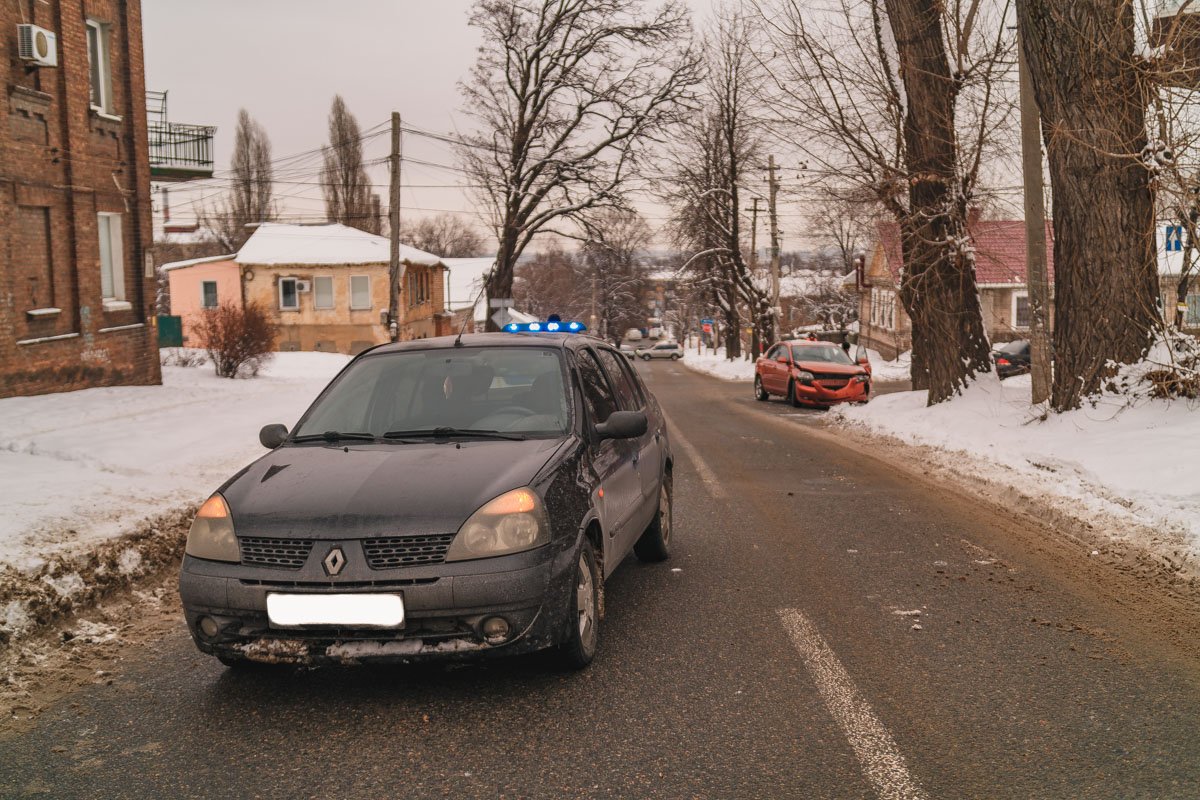 Водитель Mazda не уступил дорогу Renualt Водитель Mazda не уступил дорогу Renualt