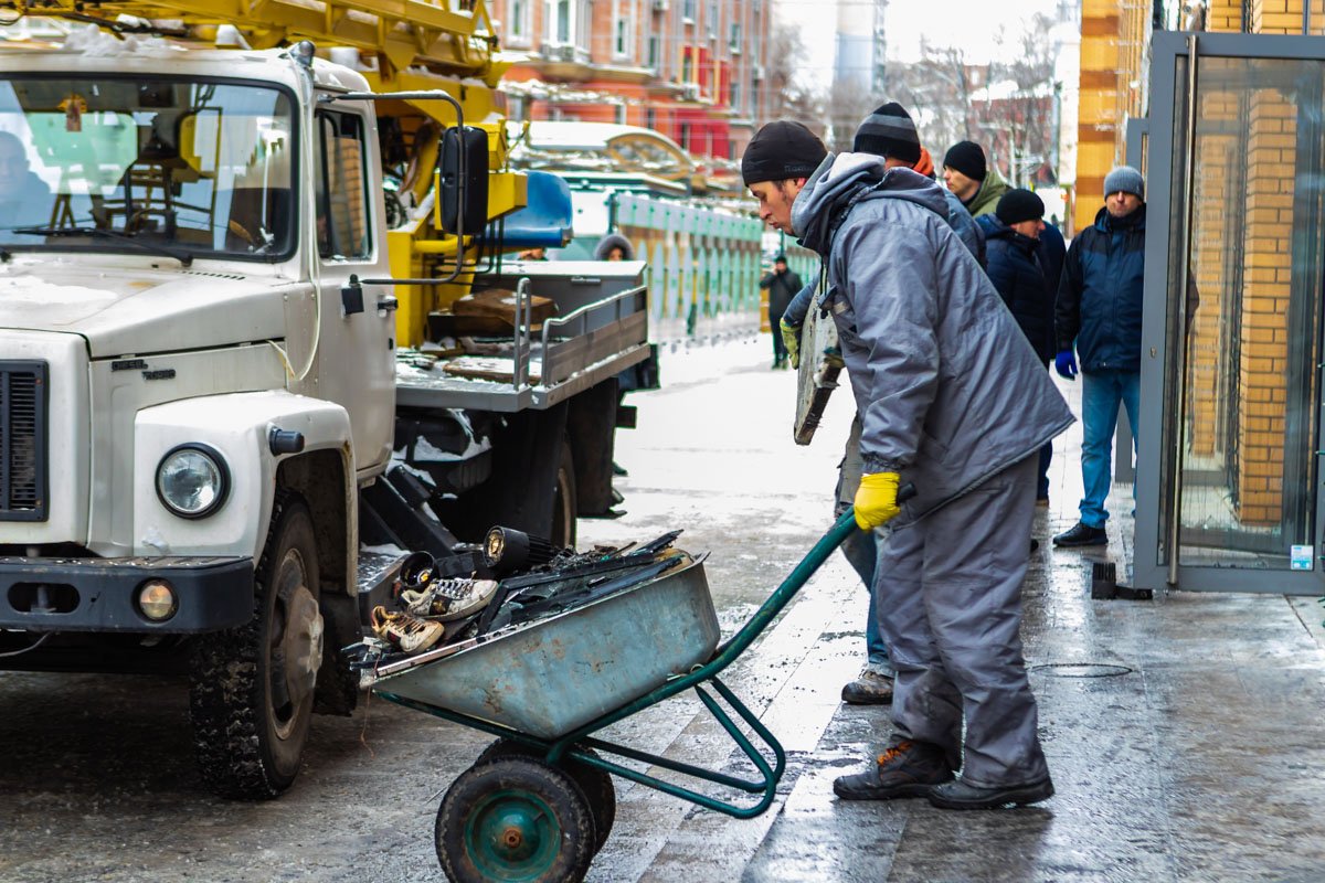 Сотрудники ТРЦ выносят осколки и обгоревшую одежду Сотрудники ТРЦ выносят осколки и обгоревшую одежду