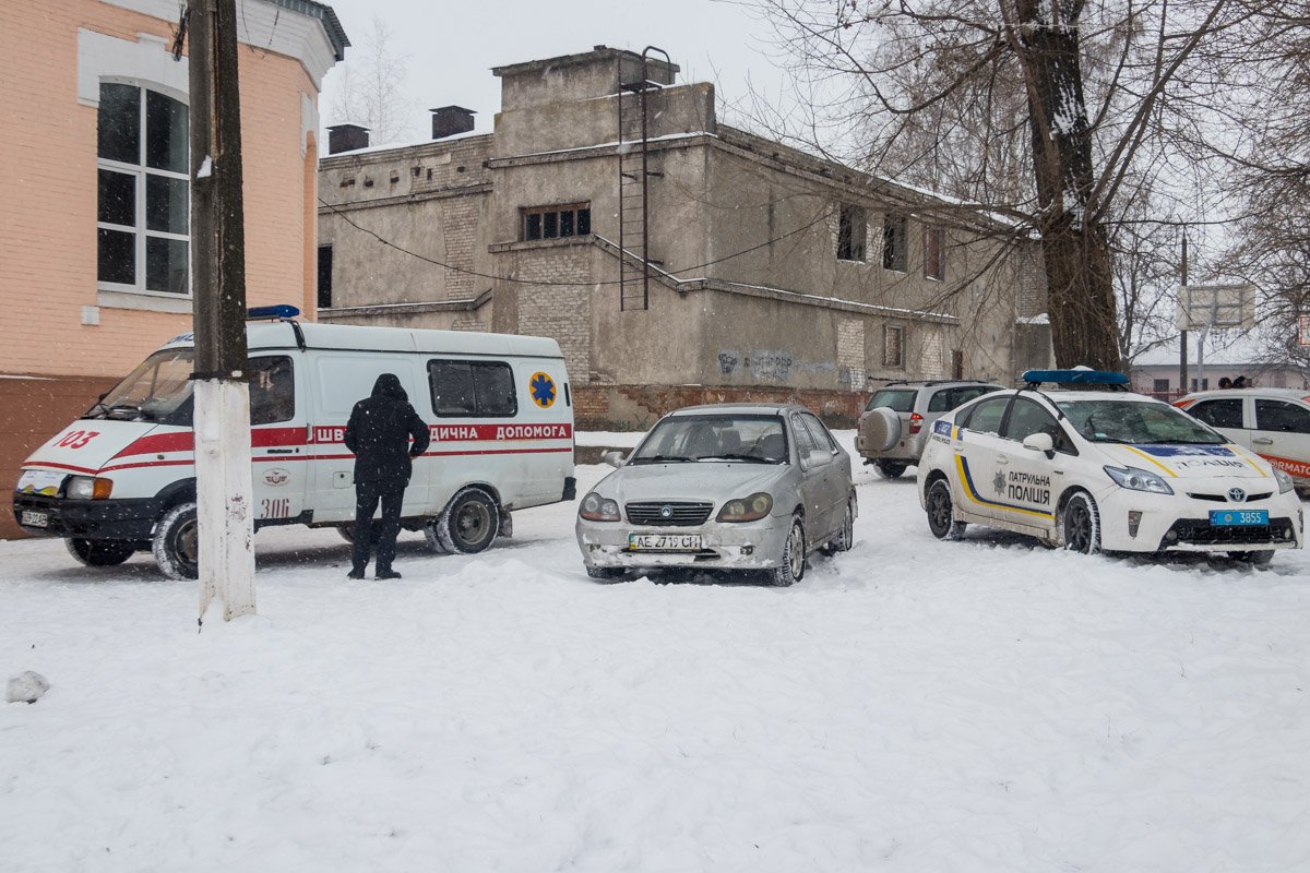 В школу моментально направили несколько бригад «скорой помощи», патрульный экипаж и сотрудников ГСЧС В школу моментально направили несколько бригад «скорой помощи», патрульный экипаж и сотрудников ГСЧС