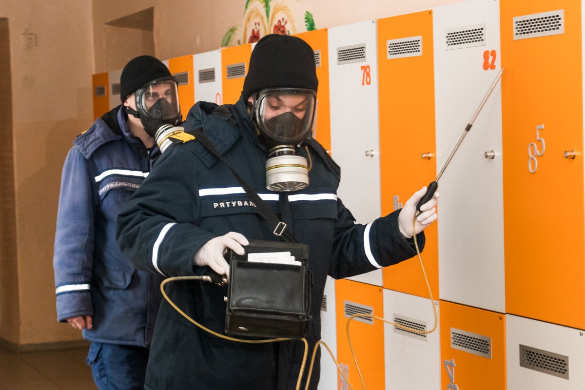 Спасатели обследовали этаж, не распылили баллончик, с помощью «дозора» Спасатели обследовали этаж, не распылили баллончик, с помощью «дозора»
