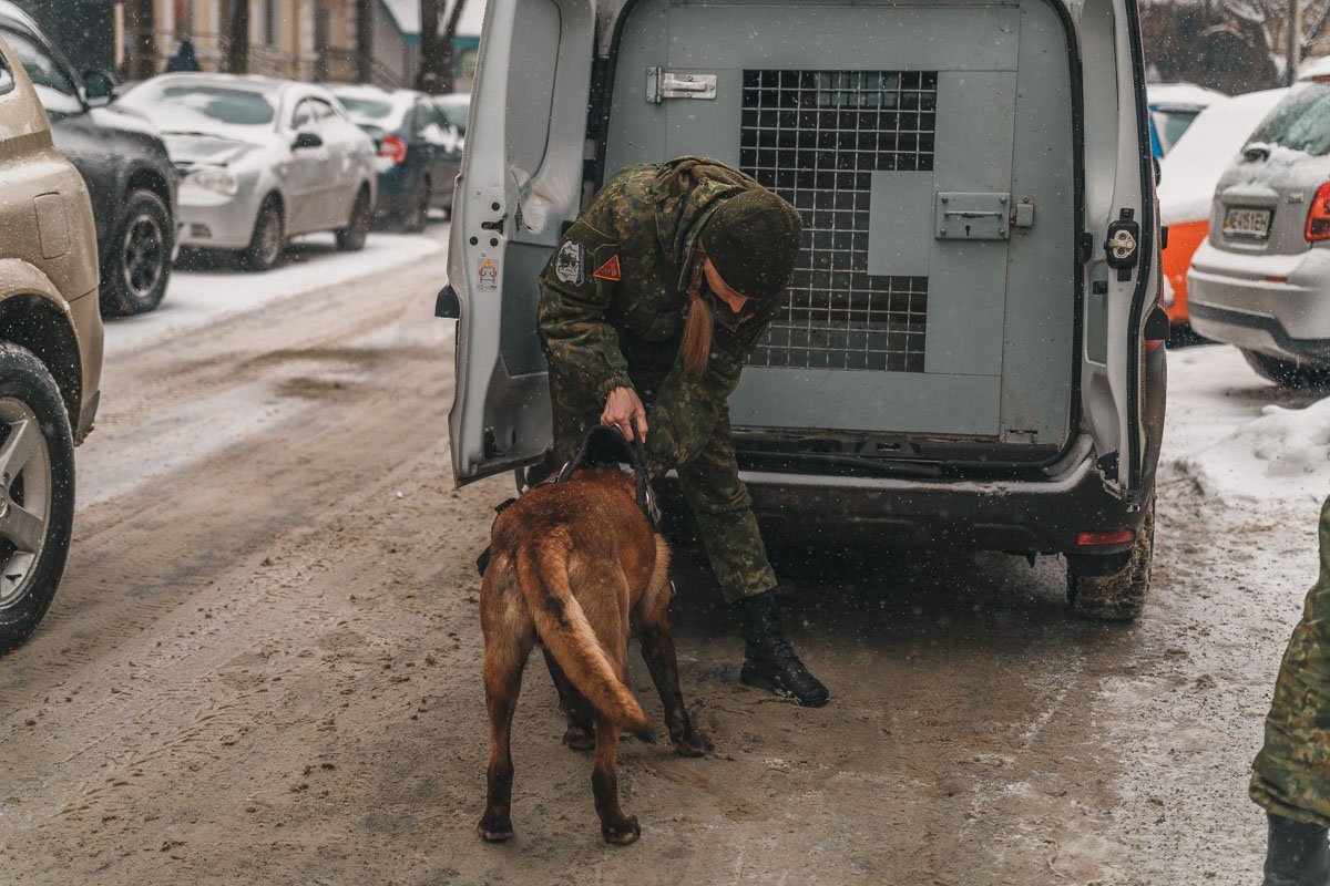 В помещении ресторана также работают взрывотехники и кинологи
