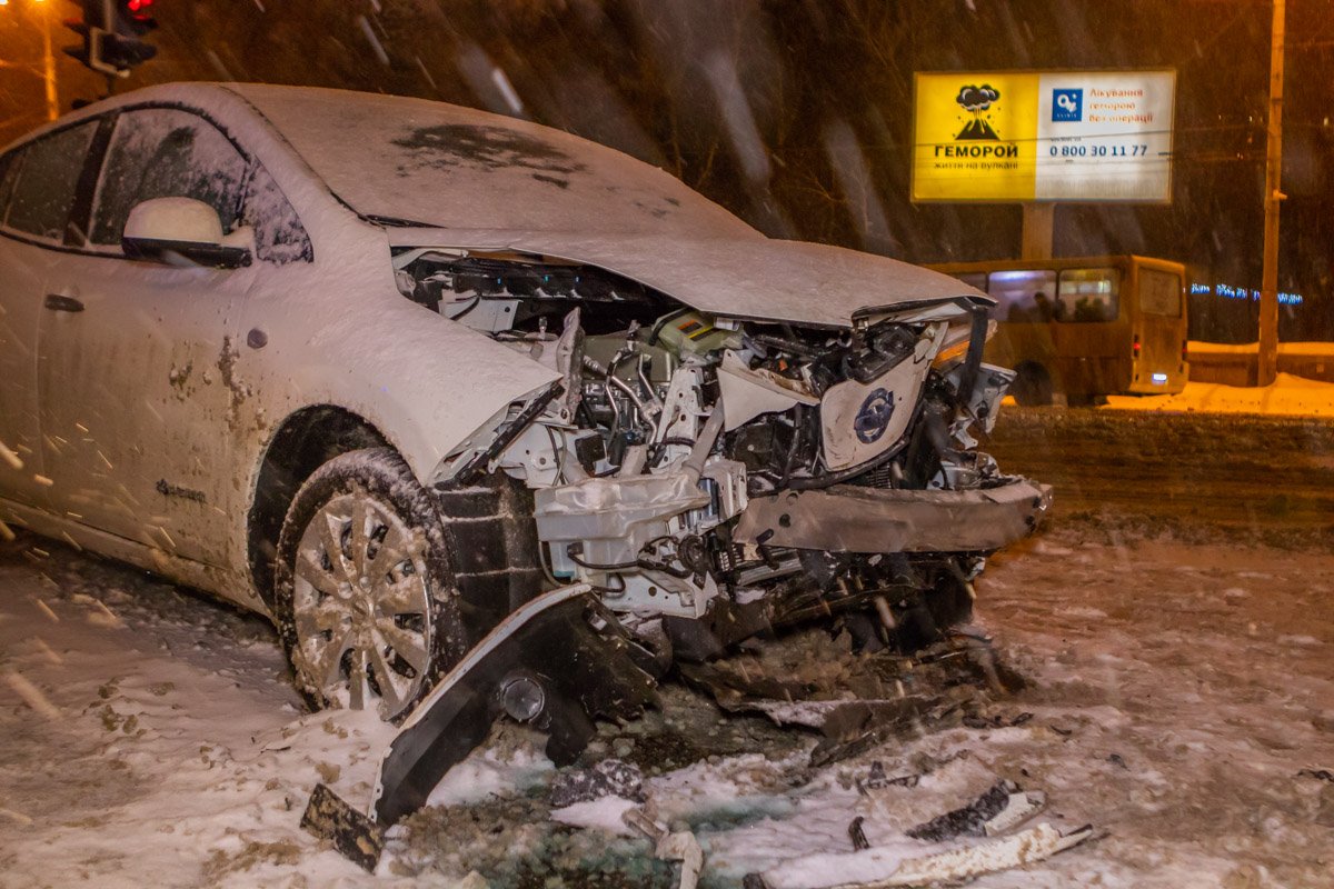 Автомобили ехали навстречу друг другу Nissan Leaf