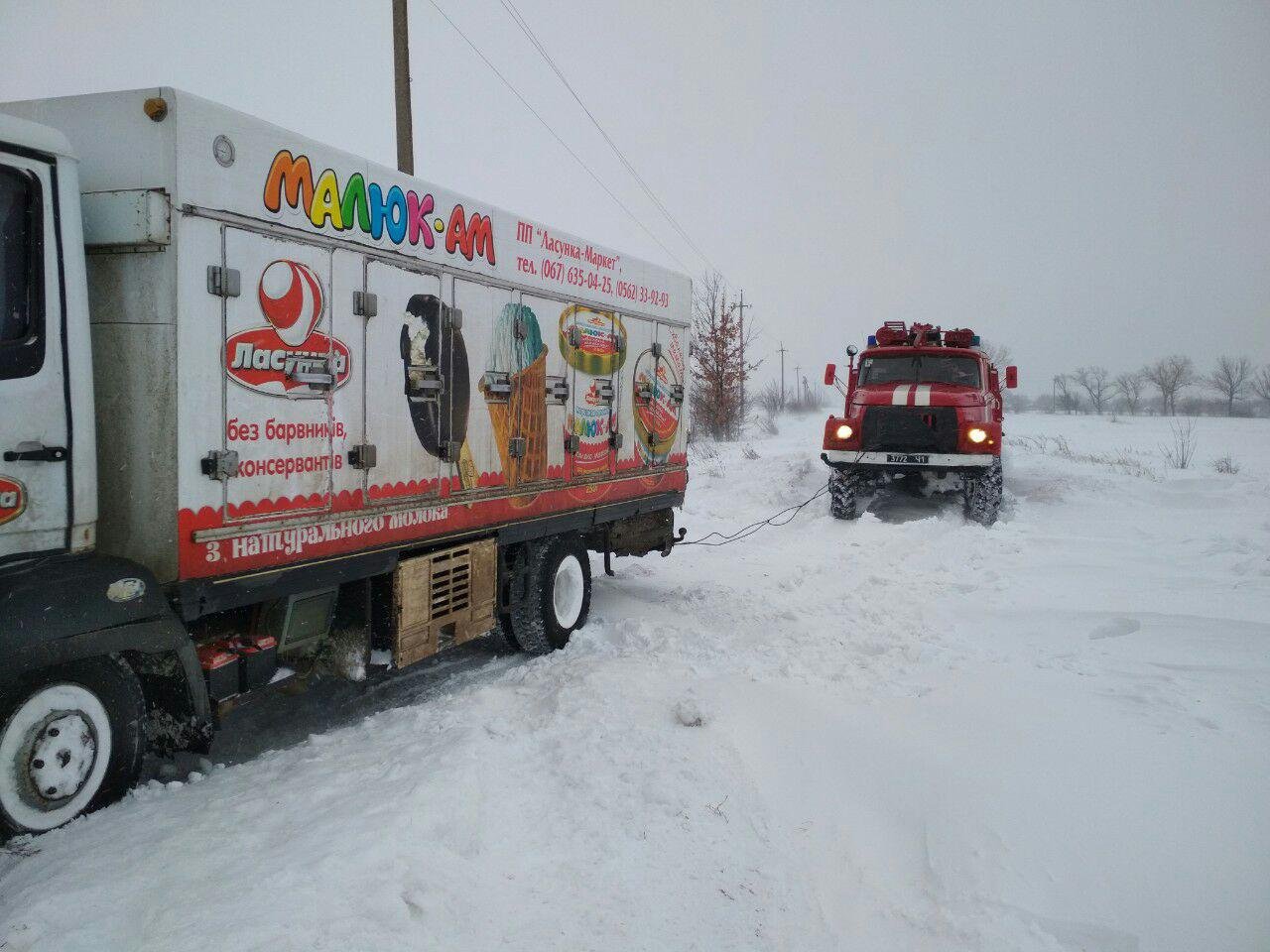В службу спасения продолжают поступать звонки от водителей, застрявших в снегу
