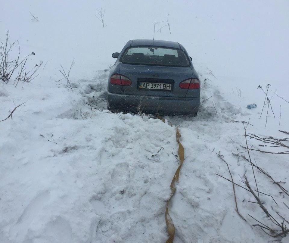 В снегу застряют не только фуры, но и легковые авто