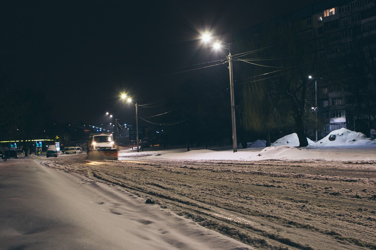 Снежную кашу постепенно убирают с дорог Снежную кашу постепенно убирают с дорог