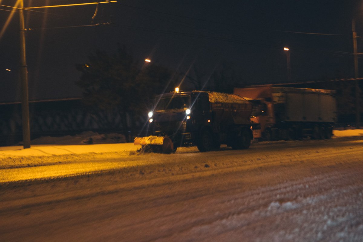 В первую очередь коммунальщики расчищали главные улицы и проспекты В первую очередь коммунальщики расчищали главные улицы и проспекты