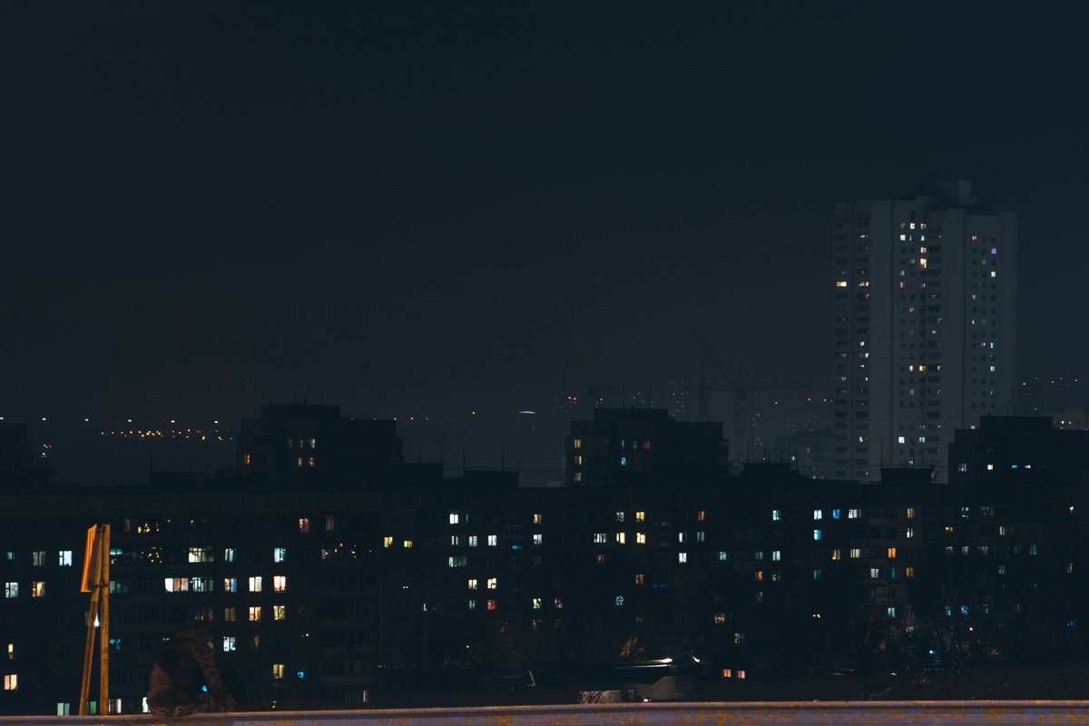 Ночь зажгла бесчисленные окна многоэтажек Ночь зажгла бесчисленные окна многоэтажек