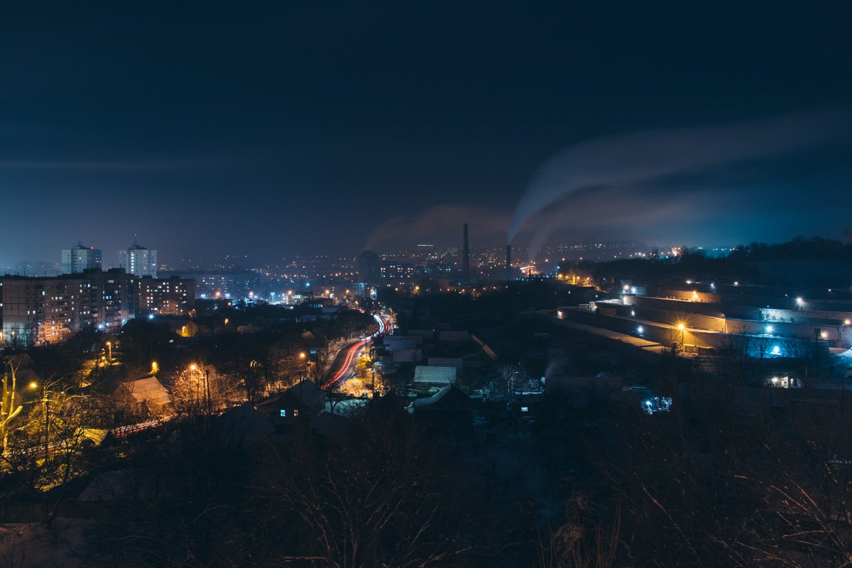 Город дорог постепенно засыпает Город дорог постепенно засыпает