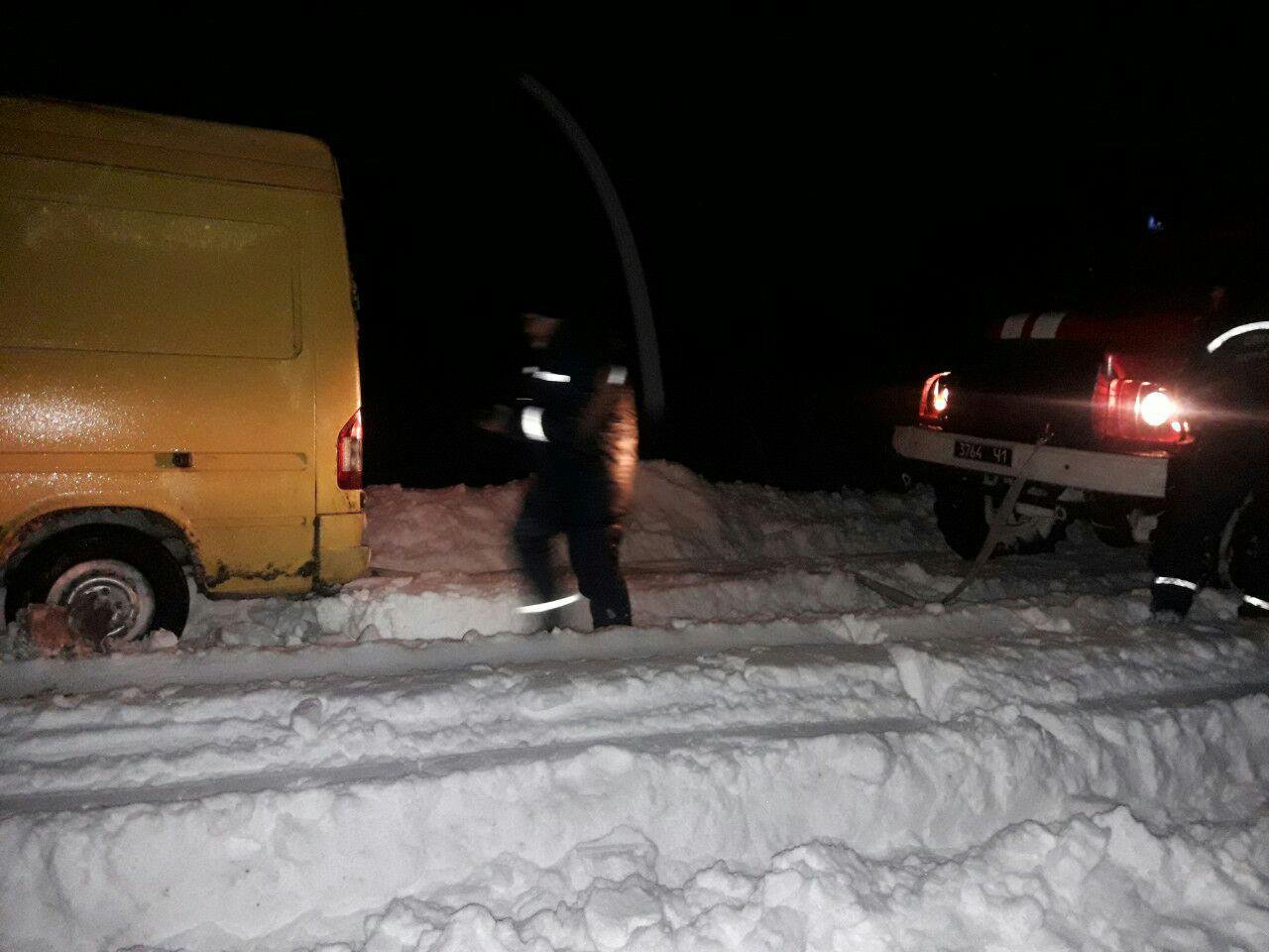 В Днепре и области ночью застряли в снегу более 70 автомобилей В Днепре и области ночью застряли в снегу более 70 автомобилей