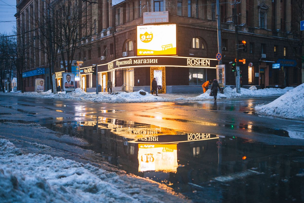 Если присмотреться, то можно увидеть коммунальщика в работе 