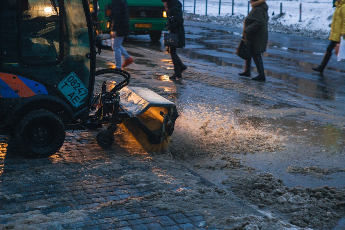 ... но трудится, чтобы почистить хотя бы основные дорожки